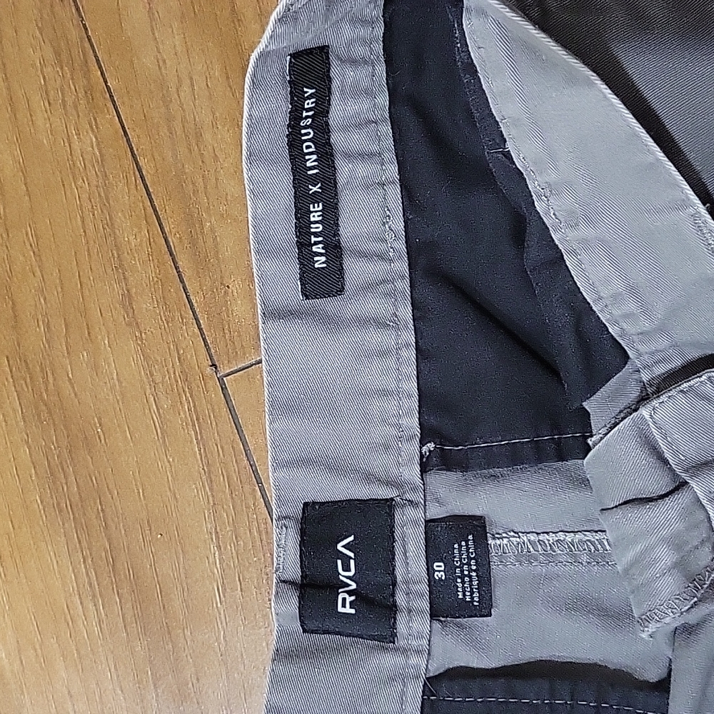 Mens RVCA shorts - Picture 2 of 3